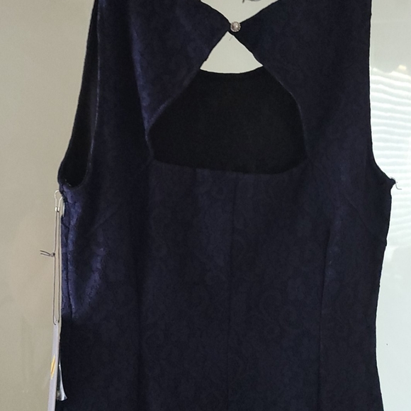 Fitted beauty - Picture 3 of 3